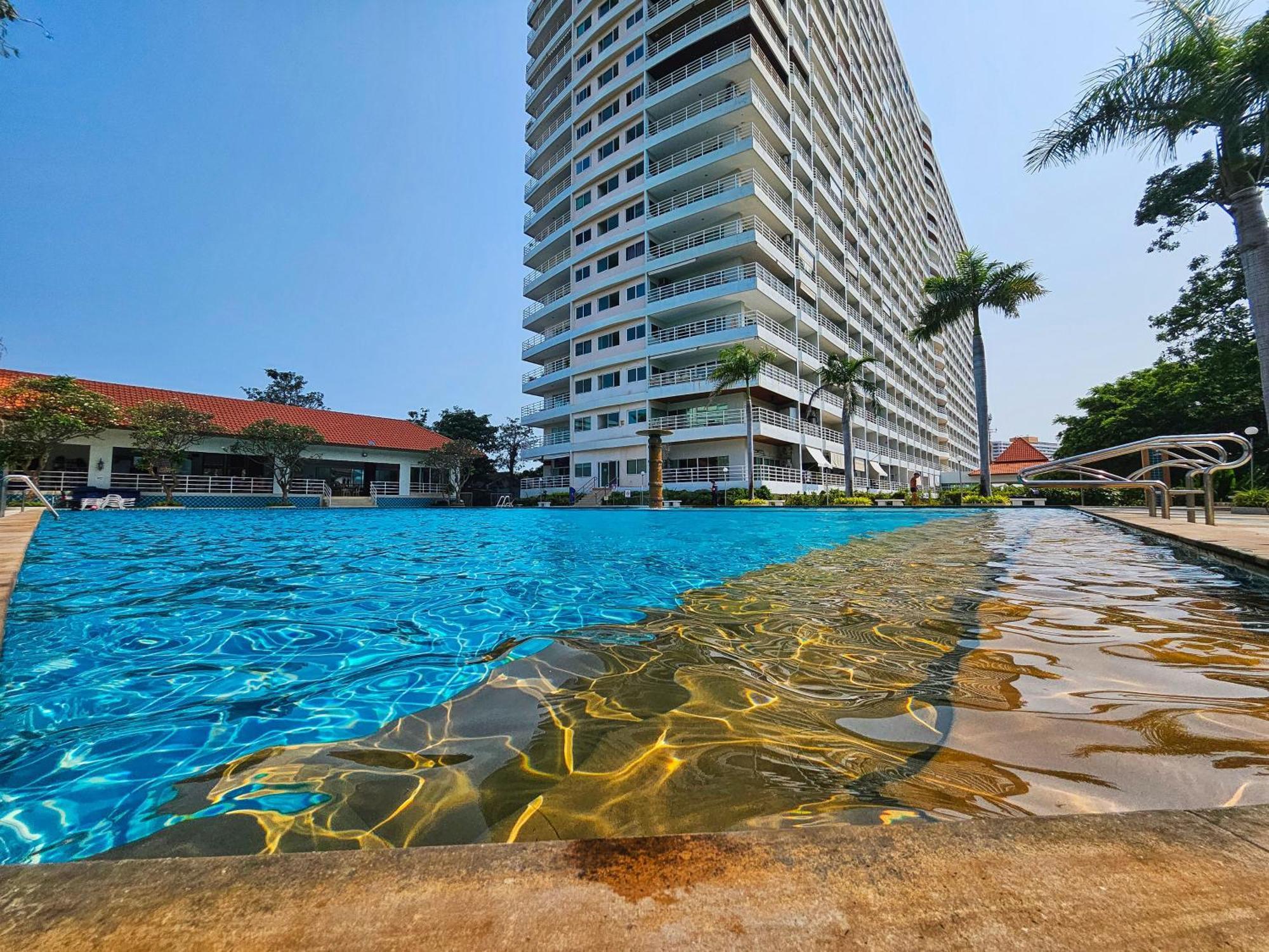 View Talay 5 Jomtien Beachfront Pattaya Exterior photo