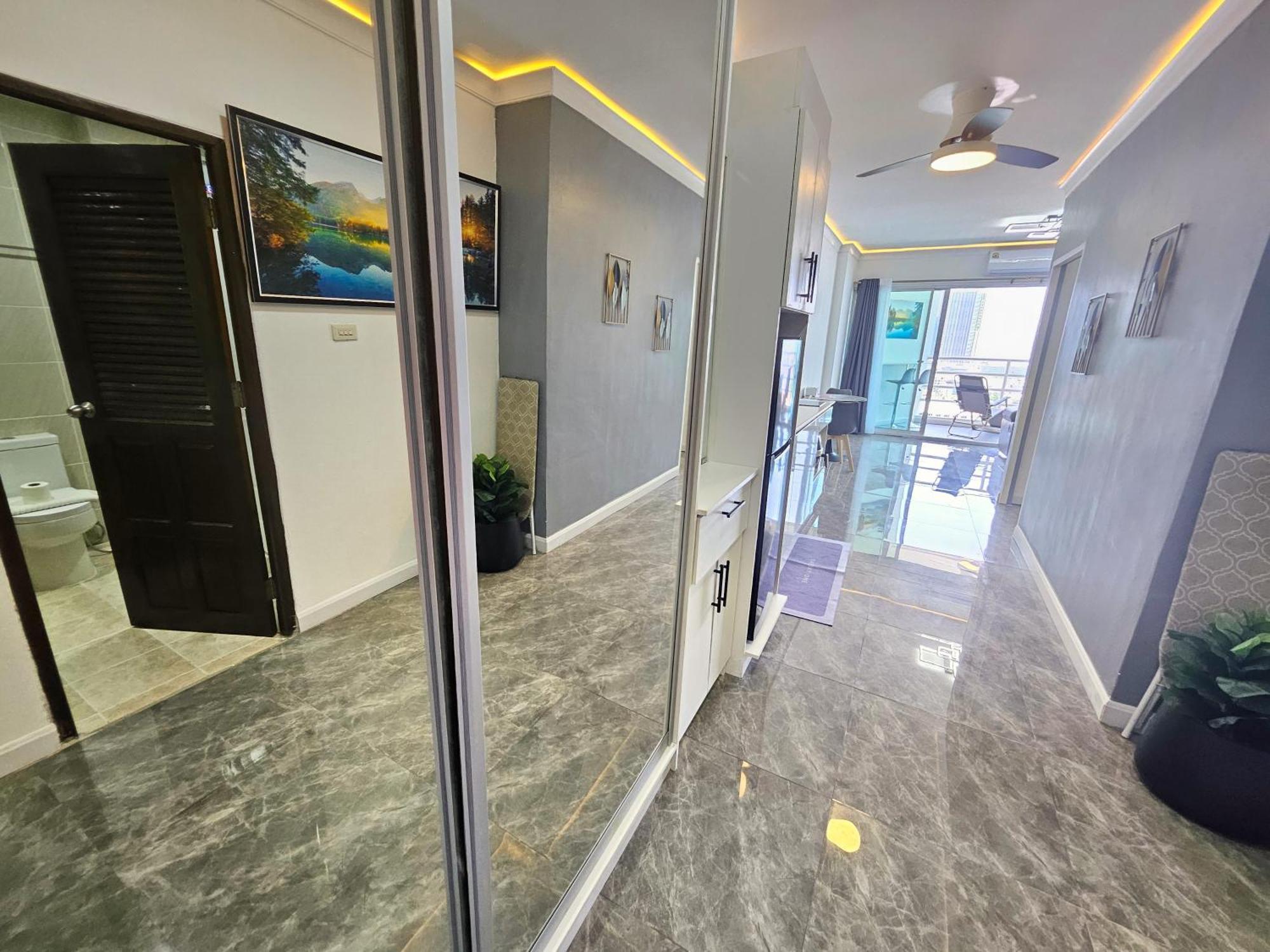 View Talay 5 Jomtien Beachfront Pattaya Exterior photo